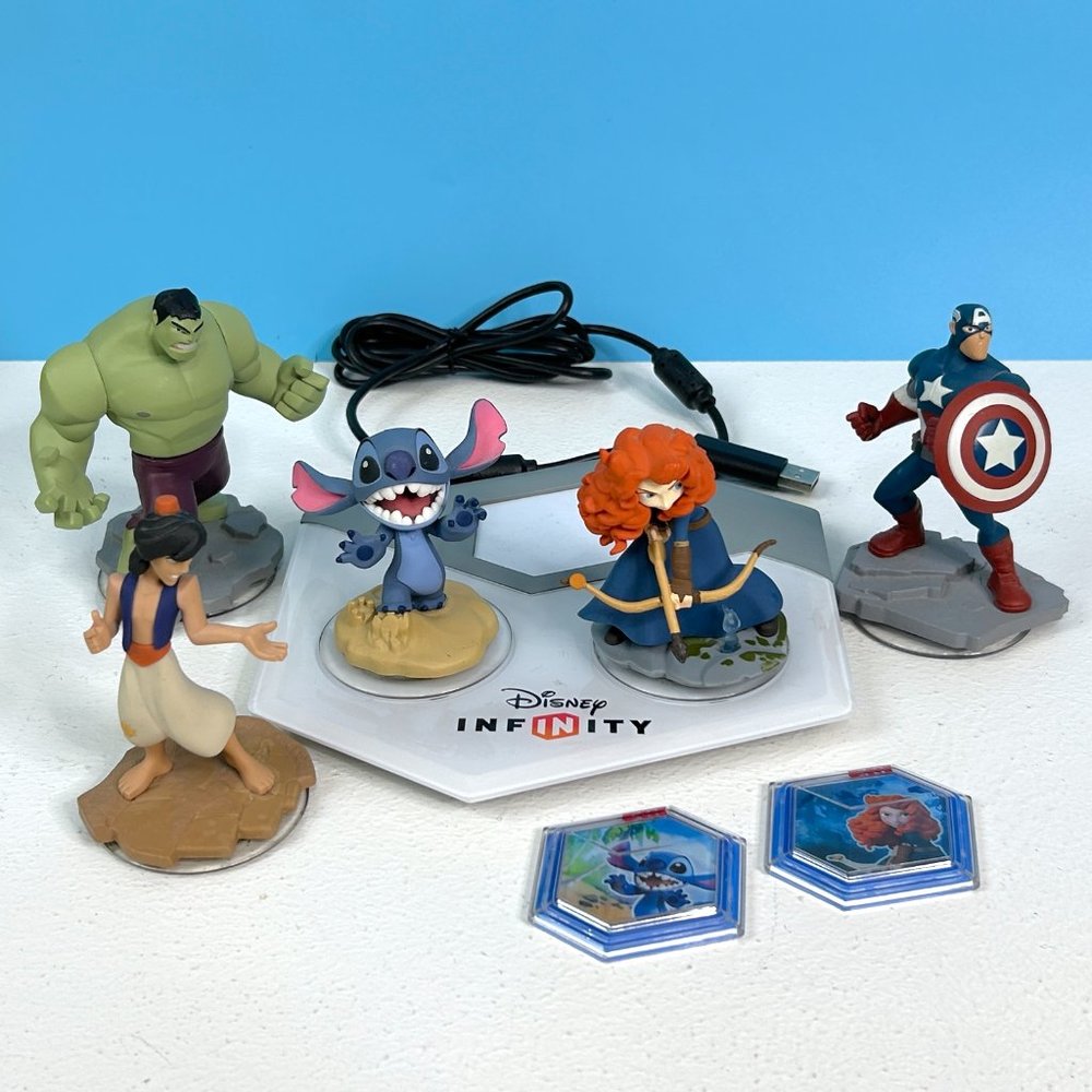 Nintendo Wii U Disney Infinity 2.0 Edition Game Portal Base Pad And Figures